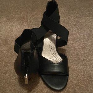 Dakota Chase size 10 Black Small heel